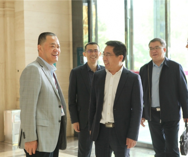 商务部国家茧丝绸协调办公室副司长陈平，，，河池市委常委、副市长杜际鹏莅临调研指导