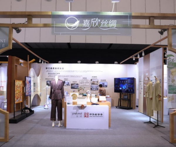 尊龙时凯丝绸亮相首届浙江省历史经典工业展